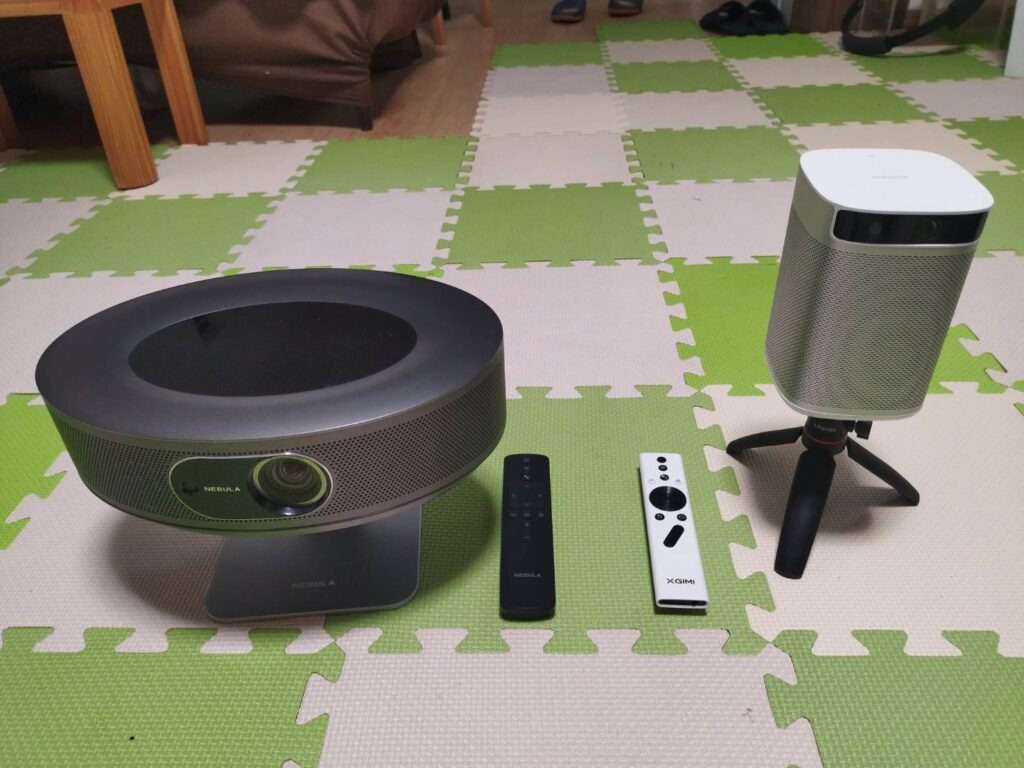 プロジェクターとリモコン
