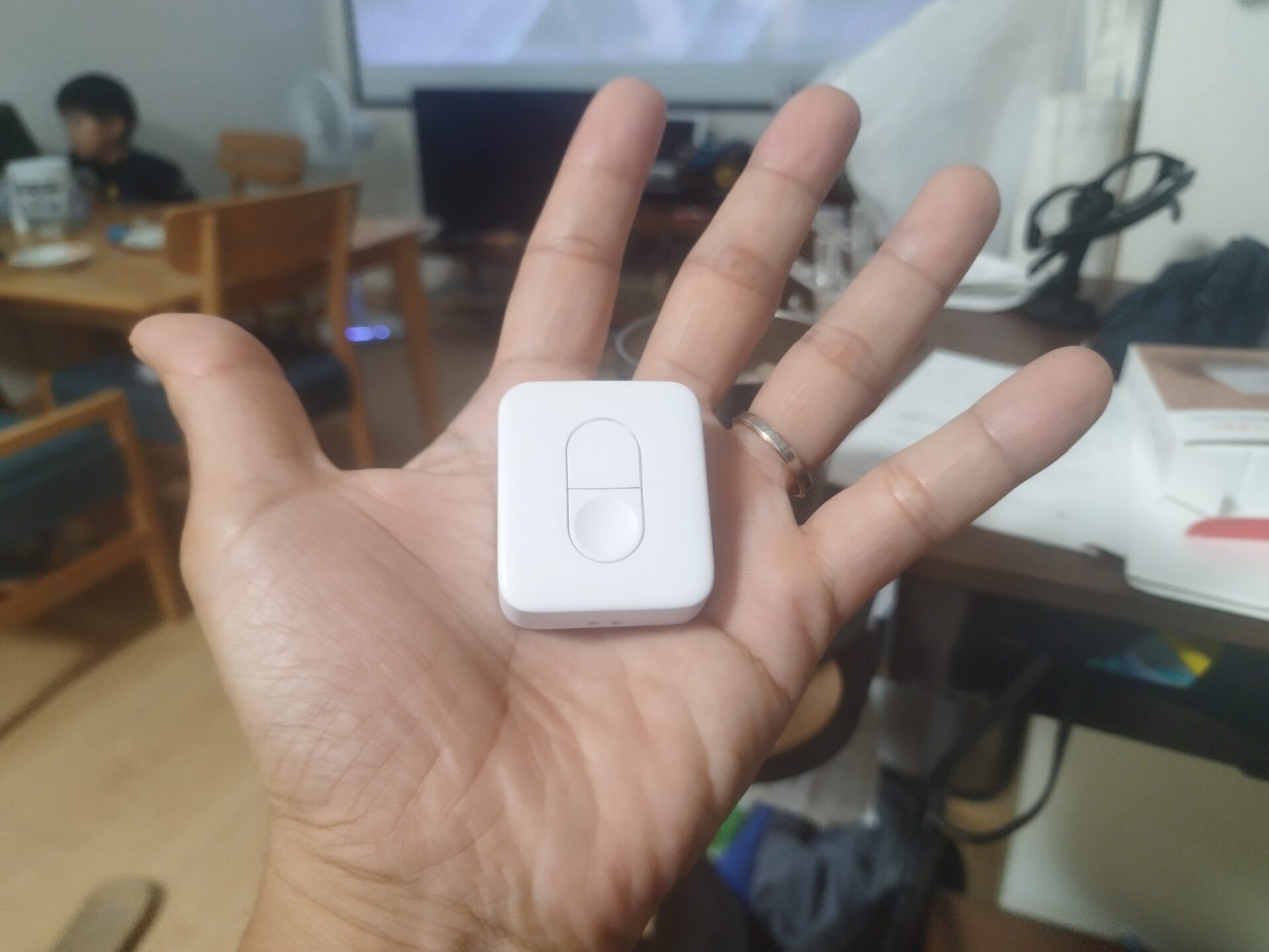 リモートボタンはこんなに小さい