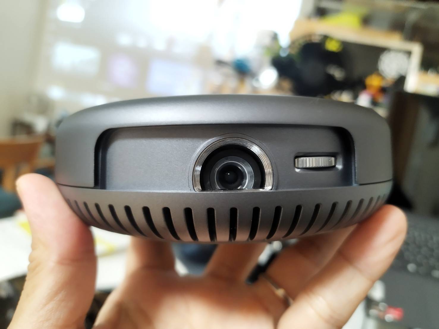 おすすめの小型モバイルプロジェクター「Adget Pocket Projector