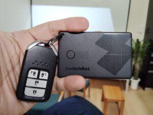 車のキーとSwitchBotスマートトラッカーカード