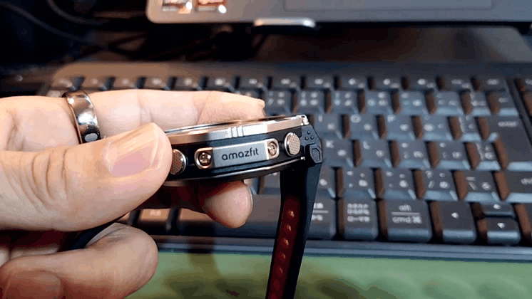 Amazfit T-Rex Ultra 2のamazfitが光り輝くGIF画像