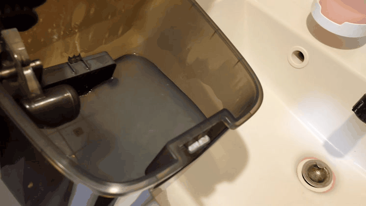 Dreame Aqua 10s Roller AEの掃除後に汚水を捨てるGIF画像 
